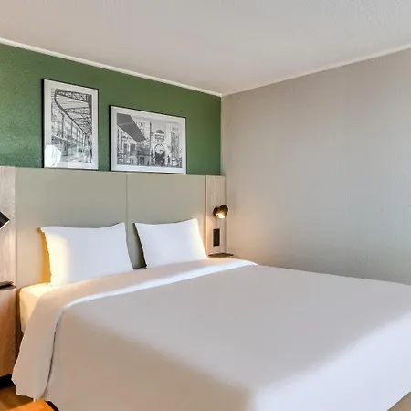 Campanile Nature - Cergy 호텔 3*